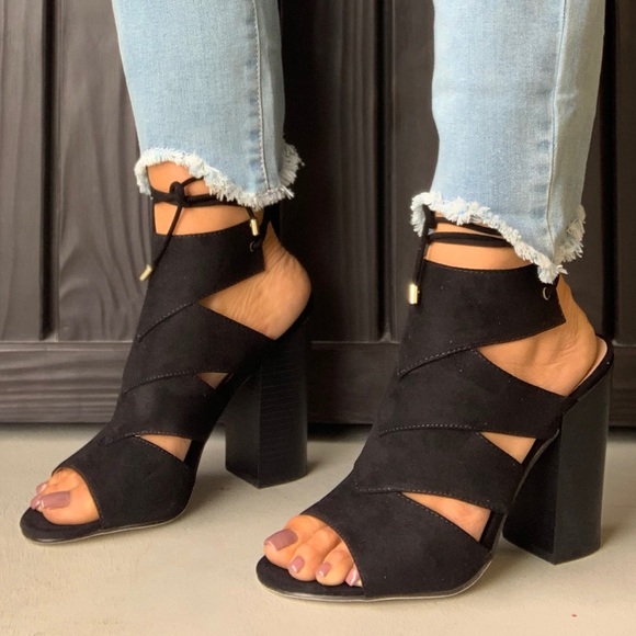 NIB Black Dramatic Cut Outs Block Heel Sandal - Picture 3 of 5